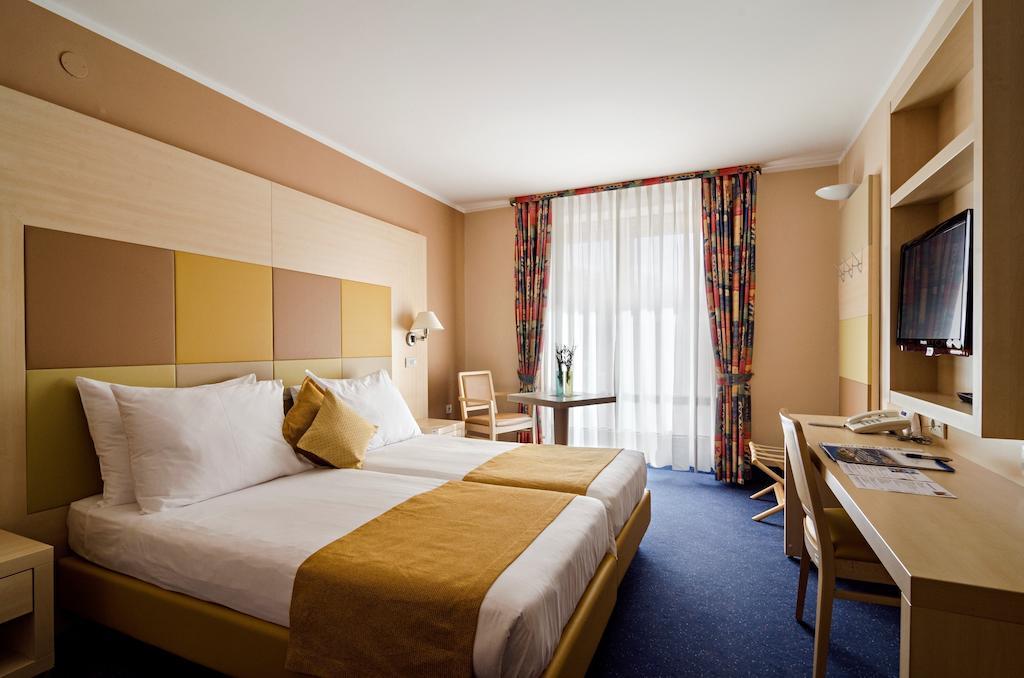 Hotel Delfin Изола Стая снимка